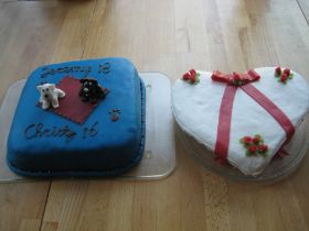 vierkante taart met hondjes en harttaart samen.jpg