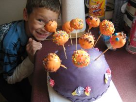 taart met cake pops.JPG